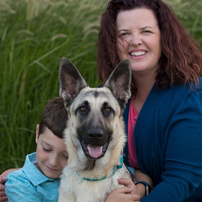 una mujer con un perro y un niño