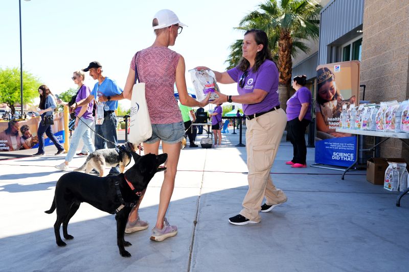 Volunteer distributing food