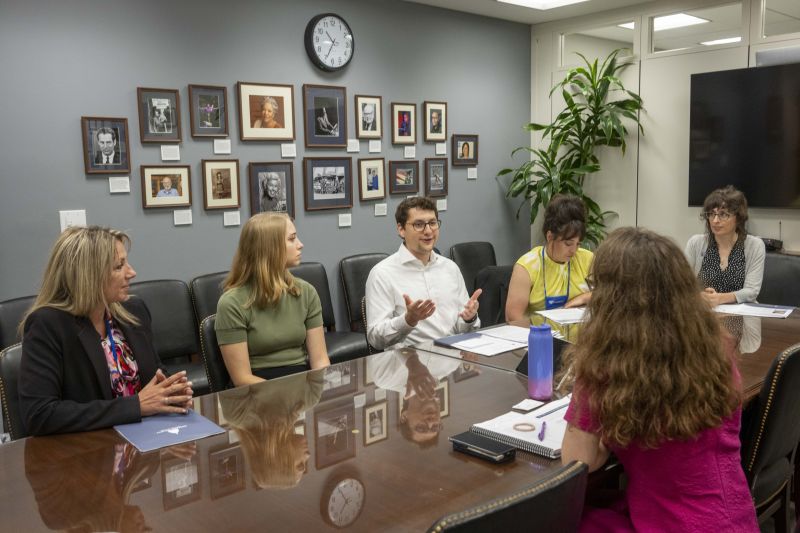 Attendees meeting with their representatives